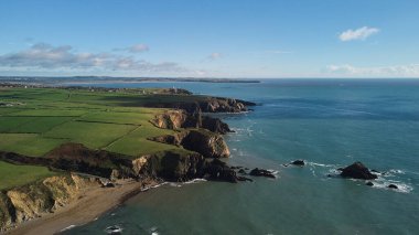 Waterford İrlanda 'nın Cooper Sahili' nin kayalık oluşumlarının hava görüntüsü. Tramore 'daki Garrarus plajı.