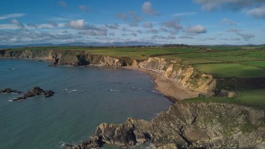 Waterford İrlanda 'nın Cooper Sahili' nin insansız hava aracı görüntüsü. Tramore 'daki Garrarus plajı. İrlanda kıyı şeridi