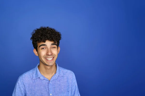 Smiley Adolescent Semble Excité Isolé Sur Fond Bleu — Photo