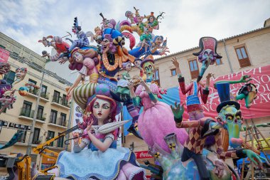Valencia, İspanya - 13 Mar 2023: Ulusal festival Fallas için 70 'ler temalı gazete. 