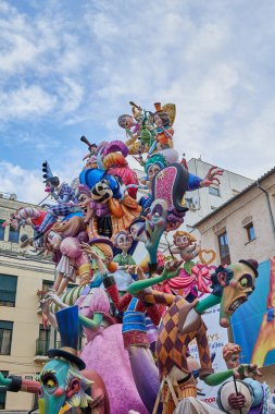 Valencia, İspanya - 13 Mar 2023: Ulusal festival Fallas için 70 'ler temalı gazete. 