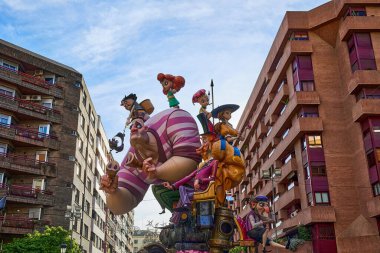 Valencia, İspanya - 13 Mar 2023: Ulusal festival Fallas için 70 'ler temalı gazete. 