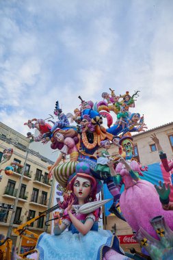 Valencia, İspanya - 13 Mar 2023: Ulusal festival Fallas için 70 'ler temalı gazete. 