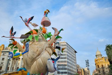 Valencia, İspanya - 13 Mar 2023: Ulusal festival Fallas için 70 'ler temalı gazete. 