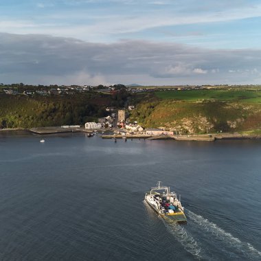 River Suir, İrlanda - Suir Nehri 'nden geçen Doğu Feribotu' nun havadan görünüşü Waterford ve Wexford 'daki Ballyhack kasabalarını Doğu Geçidi' ne bağlıyor.