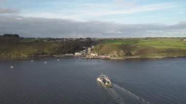 Drone River Suir, İrlanda - Suir Nehri 'nin doğusundaki Suir Nehri' nden geçen Doğu Feribotu 'nun havadan görüntüsü Waterford ve Wexford' daki Ballyhack kasabalarını birbirine bağlıyor.