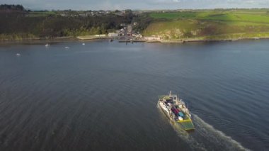 Drone River Suir, İrlanda - Suir Nehri 'nin doğusundaki Suir Nehri' nden geçen Doğu Feribotu 'nun havadan görüntüsü Waterford ve Wexford' daki Ballyhack kasabalarını birbirine bağlıyor.