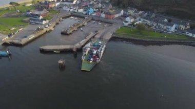 Drone River Suir, İrlanda - Suir Nehri 'nin doğusundaki Suir Nehri' nden geçen Doğu Feribotu 'nun havadan görüntüsü Waterford ve Wexford' daki Ballyhack kasabalarını birbirine bağlıyor.