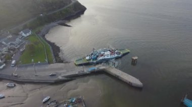 Drone River Suir, İrlanda - Suir Nehri 'nin doğusundaki Suir Nehri' nden geçen Doğu Feribotu 'nun havadan görüntüsü Waterford ve Wexford' daki Ballyhack kasabalarını birbirine bağlıyor.