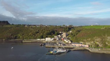 Drone River Suir, İrlanda - Suir Nehri 'nin doğusundaki Suir Nehri' nden geçen Doğu Feribotu 'nun havadan görüntüsü Waterford ve Wexford' daki Ballyhack kasabalarını birbirine bağlıyor.