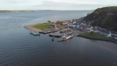 Drone River Suir, İrlanda - Suir Nehri 'nin doğusundaki Suir Nehri' nden geçen Doğu Feribotu 'nun havadan görüntüsü Waterford ve Wexford' daki Ballyhack kasabalarını birbirine bağlıyor.