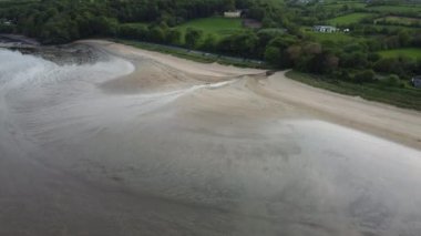 İstiridye çiftçiliği, istiridye kapanları, yüzen ağ torbaları. Drone Aereal View Woodstown plajı, Waterford, İrlanda