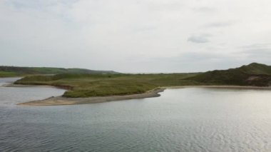 Sand Hills, Tramore, Waterford, İrlanda. Avrupa 'nın en büyük kum tepelerinden biri. Drone Aereal görüntüleri