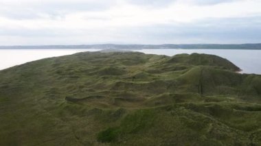 Sand Hills, Tramore, Waterford, İrlanda. Avrupa 'nın en büyük kum tepelerinden biri. Drone Aereal görüntüleri