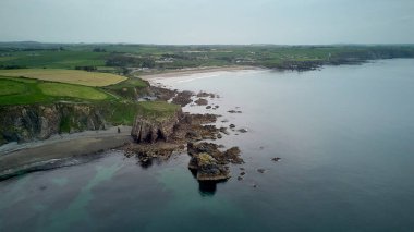 Uçurumdan kaya oluşumları olan büyük bir sahil. Tra na m Beach 'de. Cooper Sahili, Waterford, İrlanda