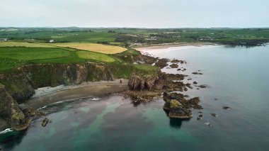 Uçurumdan kaya oluşumları olan büyük bir sahil. Tra na m Beach 'de. Cooper Sahili, Waterford, İrlanda