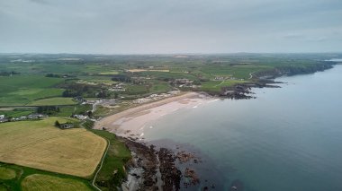 Uçurumdan kaya oluşumlarıyla dolu bir sahil. Bunmahon Sahili. Cooper Sahili, Waterford, İrlanda