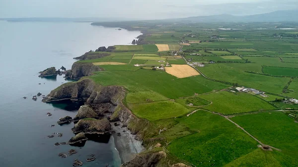 有悬崖形成的岩石的大型海滩 Tra M海滩 Cooper Coast Waterford Ireland — 图库照片