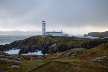 İrlanda 'nın Donegal ilçesindeki Fanad Deniz Feneri' nin manzarası
