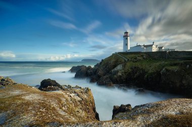İrlanda 'nın Donegal ilçesindeki Fanad Deniz Feneri' nin manzarası