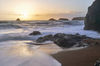 Waterford İrlanda 'nın Garrarus Cooper Coast Plajı. İrlanda kıyı şeridi