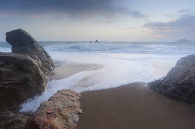 Waterford İrlanda 'nın Garrarus Cooper Coast Plajı. İrlanda kıyı şeridi
