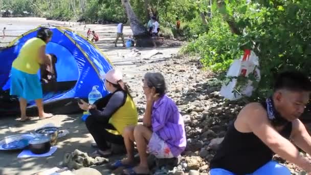 Entspannen Auf Sampaguita Resort Mit Bonding Zeit Mit Einem Strand — Stockvideo