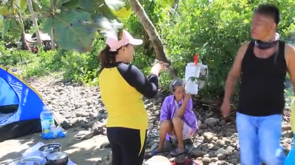 Entspannen Auf Sampaguita Resort Mit Bonding Zeit Mit Einem Strand — Stockvideo