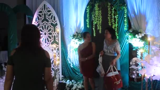 Kadın Fotoğraf Çekiminde Sahne Arkasında Bir Düğün Etkinliğinde — Stok video