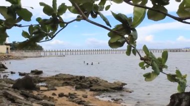 Sampaguita Surigao del Norte Filipinleri 'nde yüzerken insanlar okyanusun tadını çıkarıyorlar.