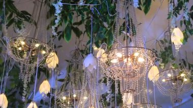 Olay Yeri İnceleme 'de Kadın Ustası Kesiciyle Düğün Resepsiyonu için Dekoratör