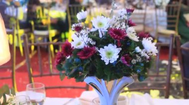 Olay Yeri İnceleme 'de Kadın Ustası Kesiciyle Düğün Resepsiyonu için Dekoratör