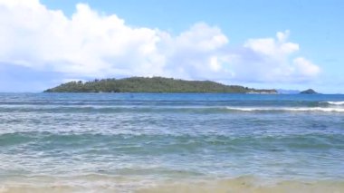 Adanın dağlarındaki beyaz bir sahilde dalgalı deniz kıyısı