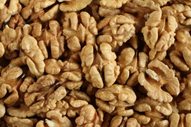 Büyük kabuklu ceviz yığınının üst görünümü 