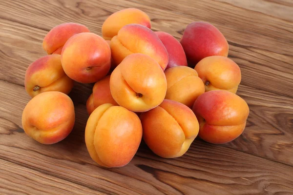 Ripe Apricots Brown Wooden Table Day Light Closeup — Stock Photo, Image