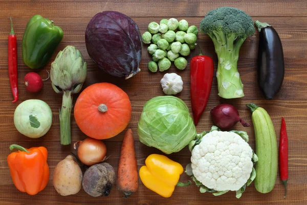 Gemüse Auf Einem Braunen Holztisch Blick Von Oben Nahaufnahme Paprika Stockbild