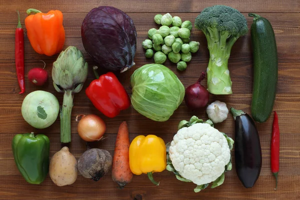 Zöldségek Egy Barna Asztalon Kilátás Fentről Közelkép Paprika Brokkoli Kelbimbó Jogdíjmentes Stock Fotók