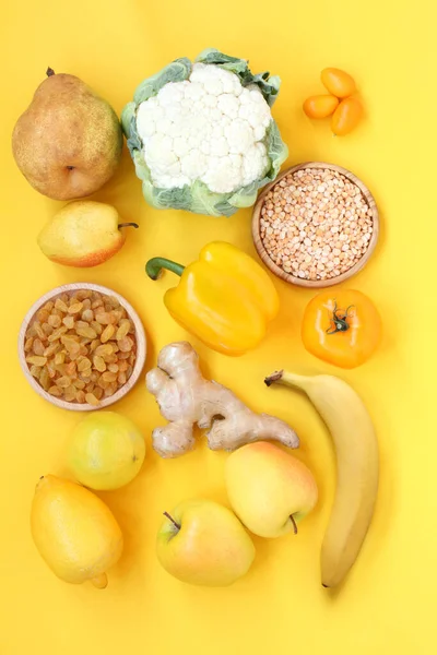 Gelbes Obst Und Gemüse Auf Gelbem Hintergrund Birnen Rosinen Zitrone Stockbild