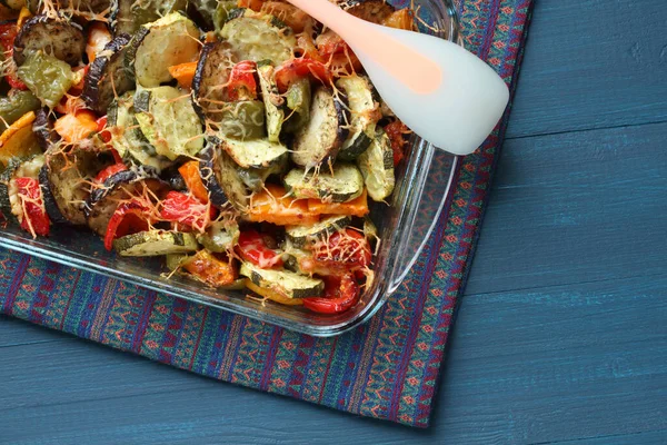 Gemüseauflauf Mit Zucchini Paprika Auberginen Und Käse Glasform Gebacken Der lizenzfreie Stockfotos