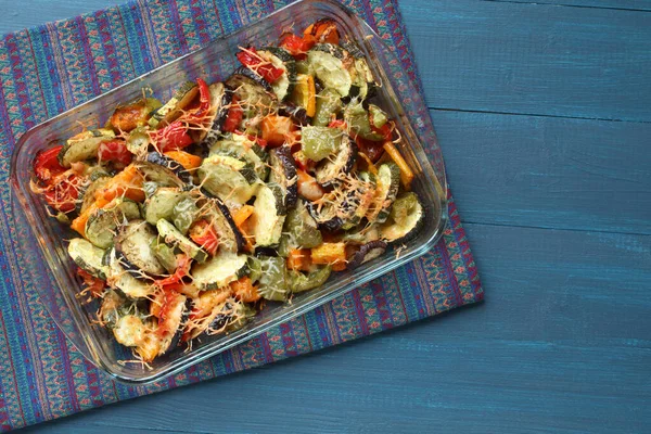 Gemüseauflauf Mit Zucchini Paprika Auberginen Und Käse Glasform Gebacken Der lizenzfreie Stockbilder
