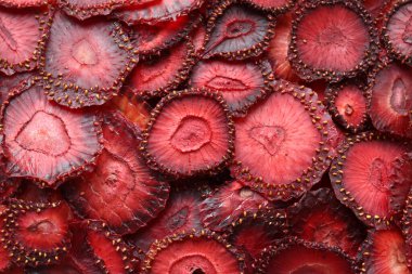 Rastgele dizilmiş kurumuş çilek parçaları. Yukarıdan görüntüle