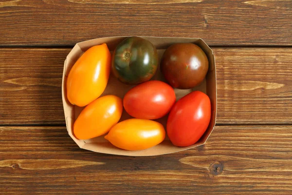 Gelbe Grüne Und Rote Tomaten Einem Karton Auf Einem Holztisch Stockfoto