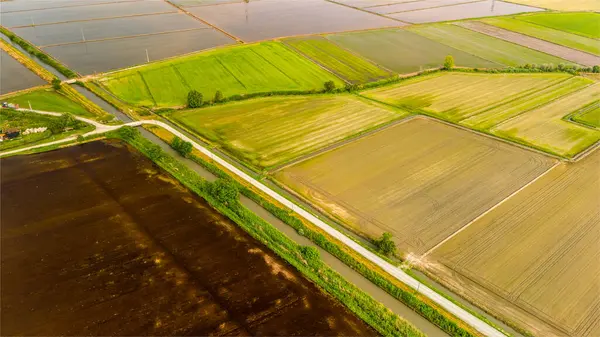 Piedmont kırsalında su kanalları olan hava tarımı deseni