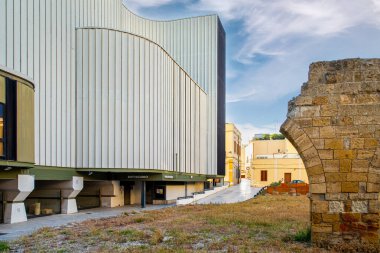 İtalya 'nın Brindisi kentindeki Nuovo Teatro Giuseppe Verdi' nin dışında. Tarihi merkezin modern mimarisi ve kültürel simgesi.