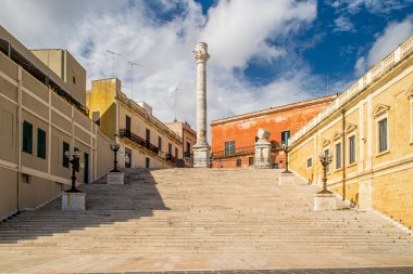 Tarihi Brindisi, Apulia, İtalya 'daki antik Roma sütunu. Appian Yolu 'nun sonunu simgeleyen ünlü bir simge..