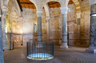 Ortaçağ San Giovanni al Sepolcro, Brindisi, Apulia, İtalya kilisesi. Romanesk mimarisi olan dini bir simge..