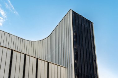 İtalya 'nın Brindisi kentindeki Nuovo Tiyatrosu Giuseppe Verdi' nin mimari detayları. Apulia bölgesinde modern tasarım ve kültür merkezi.