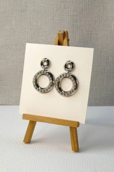 Silber Handgemachte Ohrringe Auf Lametta Auf Grau Strukturiertem Stoff Hintergrund — Stockfoto
