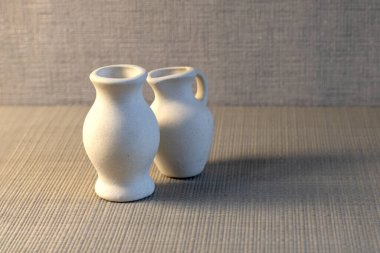 Beyaz arkaplanda küçük dekorlu el yapımı kil vazo yakın plan