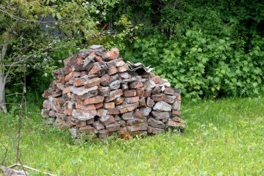 Eski koyu kırmızı tuğla yığını, makro fotoğraf, ön tarafı kapatın.